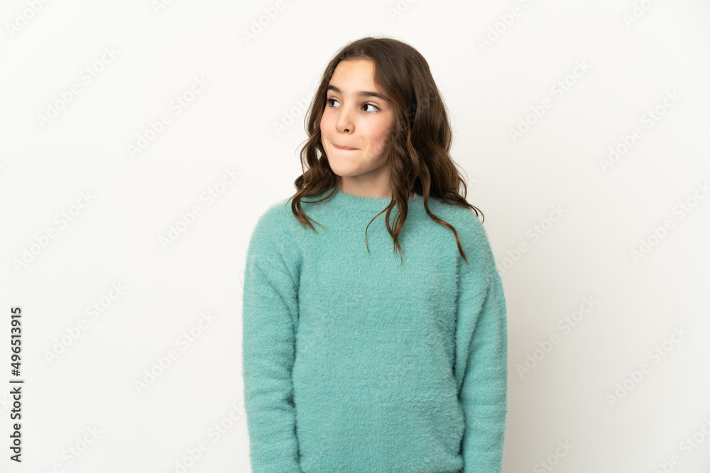 Obraz premium Little caucasian girl isolated on white background having doubts while looking up