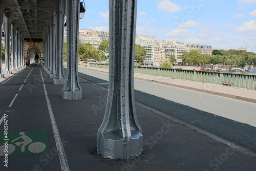 Paris - Métro aérien - Pont de Bir-Hakeim photo