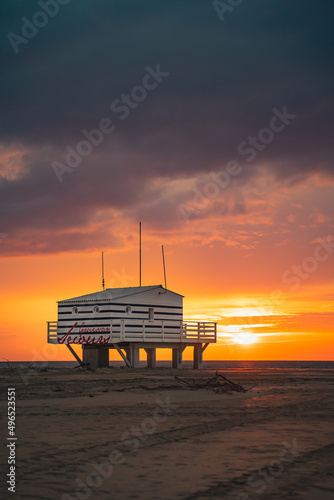 Rettungsturm am Strand im Sonnenaufgang in Frankreich photo