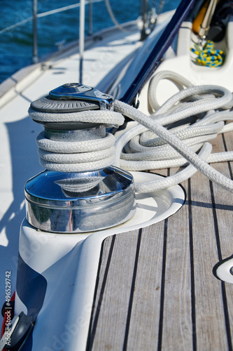 Mit Leine belegte Winch auf einer Segelyacht auf dem Meer © Lichtfreibeuter