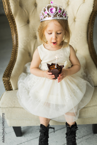 Obraz na płótnie young princess celebrates her birthday. blows out the candle on the cake w salonie