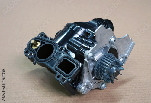 Fotografía The pump of the cooling system of a modern car