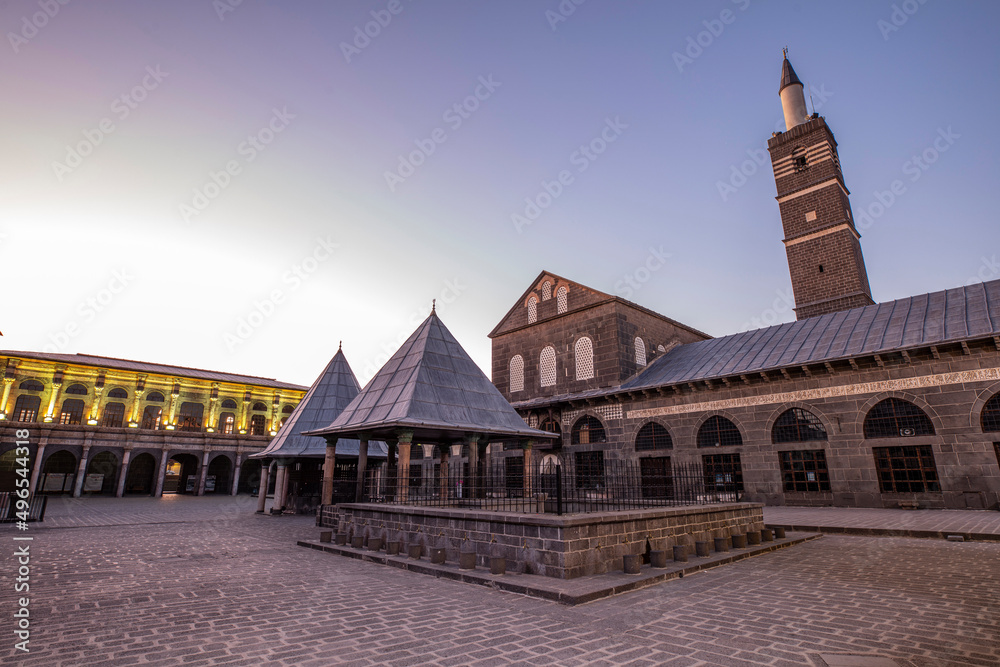 Obraz premium Diyarbakir Ulu Mosque, located in Turkey, is a historical monument located on the walls of Diyarbakir Castle, to the west of the axis connecting the Harput Gate and the Mardin Gate.