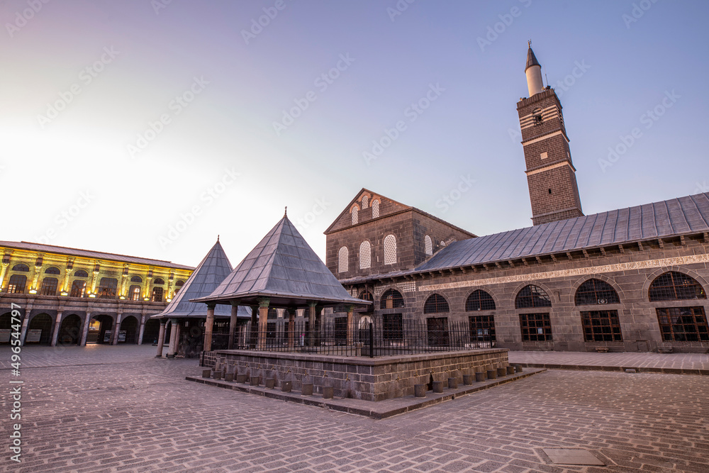Diyarbakir Ulu Mosque, located in Turkey, is a historical monument located on the walls of Diyarbakir Castle, to the west of the axis connecting the Harput Gate and the Mardin Gate.