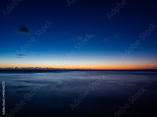 夜明け前の水平線 © mazuya_tm