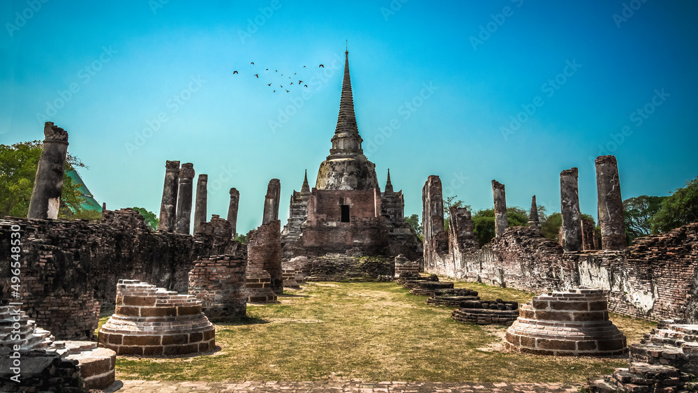 Obraz premium THAILAND Ruins and Antiques at the Ayutthaya Historical Park Tourists from around the world Buddha decay