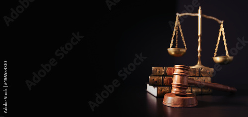 Photo Weight scale and gavel, law concept