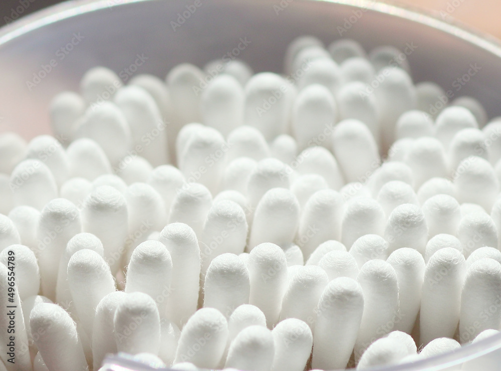 Obraz premium 耳かき用の綿棒Cotton swab for earpick
