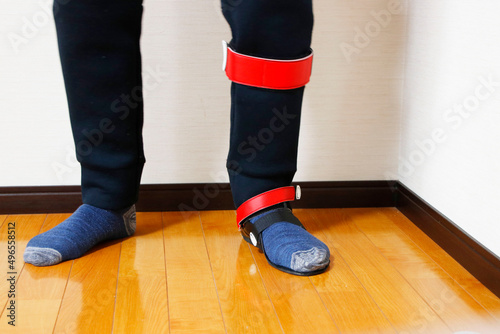 補助具を付けた男性