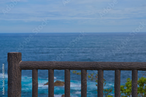 手すりと海の水平線風景 © K-76
