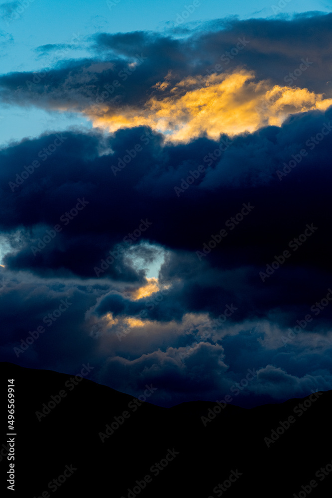 Naklejka premium Dramatic clouds