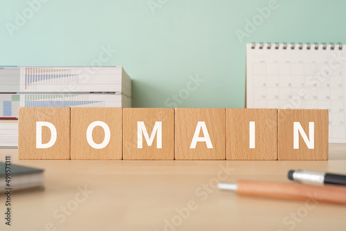 「DOMAIN」と書かれた積み木が置かれた勉強机