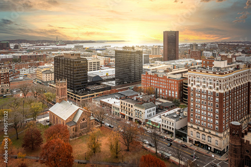 Cuadro en lienzo Aerial Downtown New Haven during the fall with sun rays