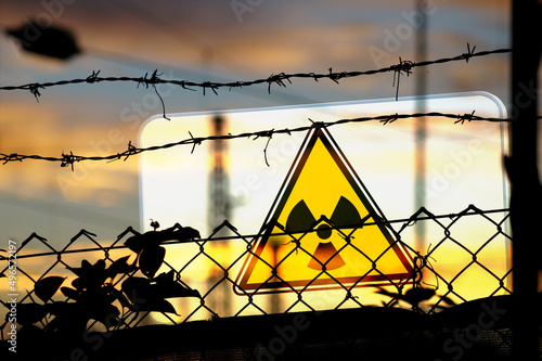 Absperrung, Stacheldraht und Warnung vor Radioaktivität