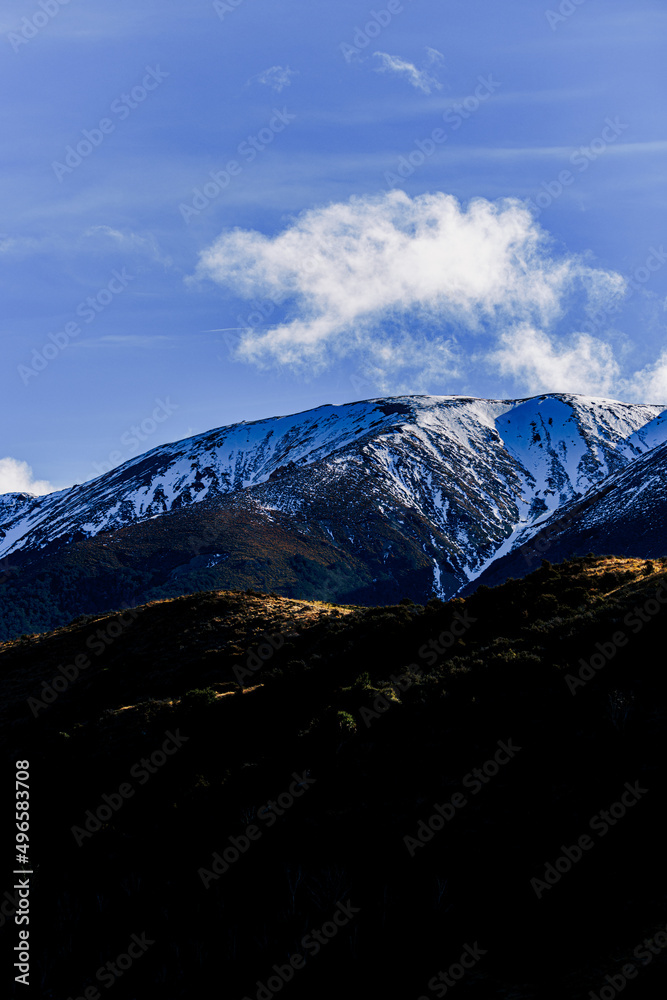 Obraz premium Snow covered peaks in mountain landscape