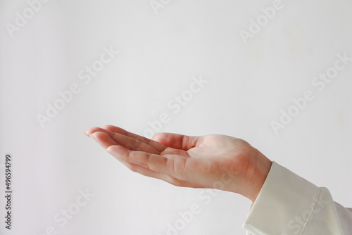 open the palm of the hand present product.