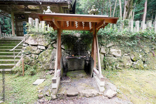 宮川神社 手水舎 龍の口から水 苔むした石垣、京都府亀岡市宮前町宮川神尾山２、2021/9/12