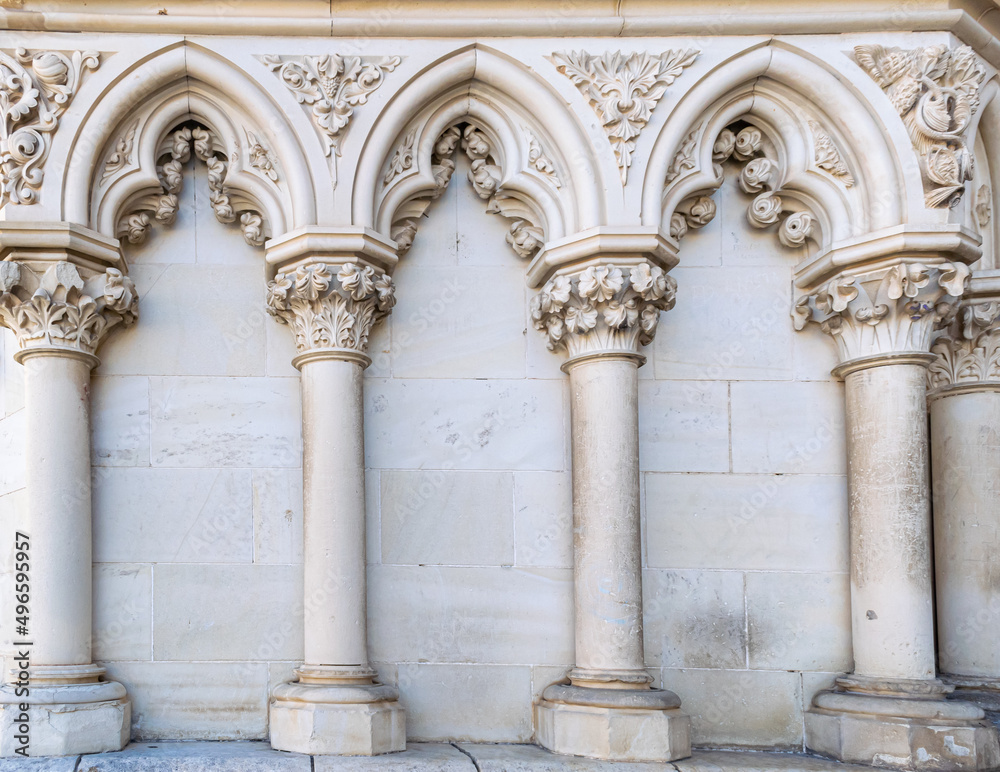 Columnas y ornamento floral en la fachada de la catedral gótica de Cuenca, España