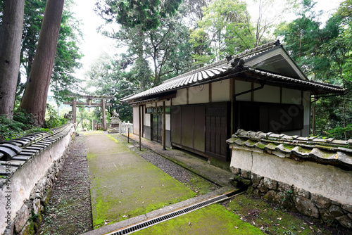 宮川神社 社務所 苔むした参道 築地塀 森林 鳥居、京都府亀岡市宮前町宮川神尾山２、2021/9/12