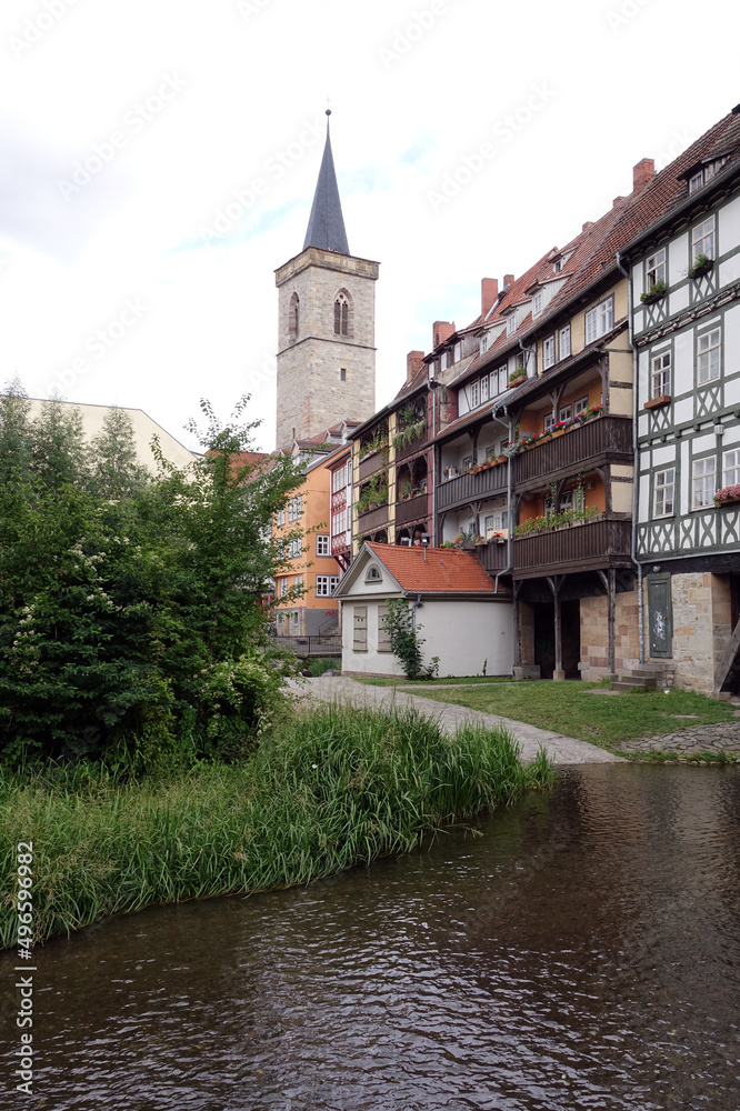 Naklejka premium Turm der Ägidienkirche und Krämerbrücke in Erfurt