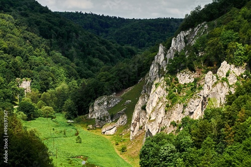 Skalista dolina rzeki wydrążona w wapiennych skałach. schronisko na odludziu.