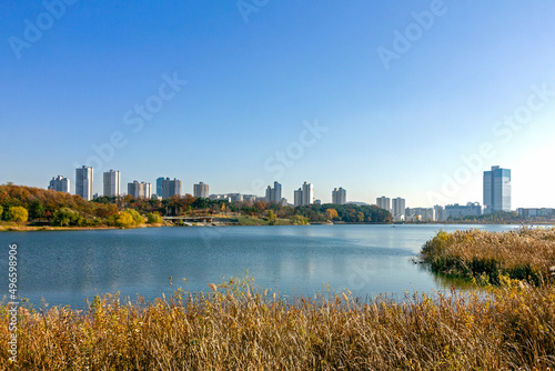 광교호수공원 주변의 고층 건물 photo