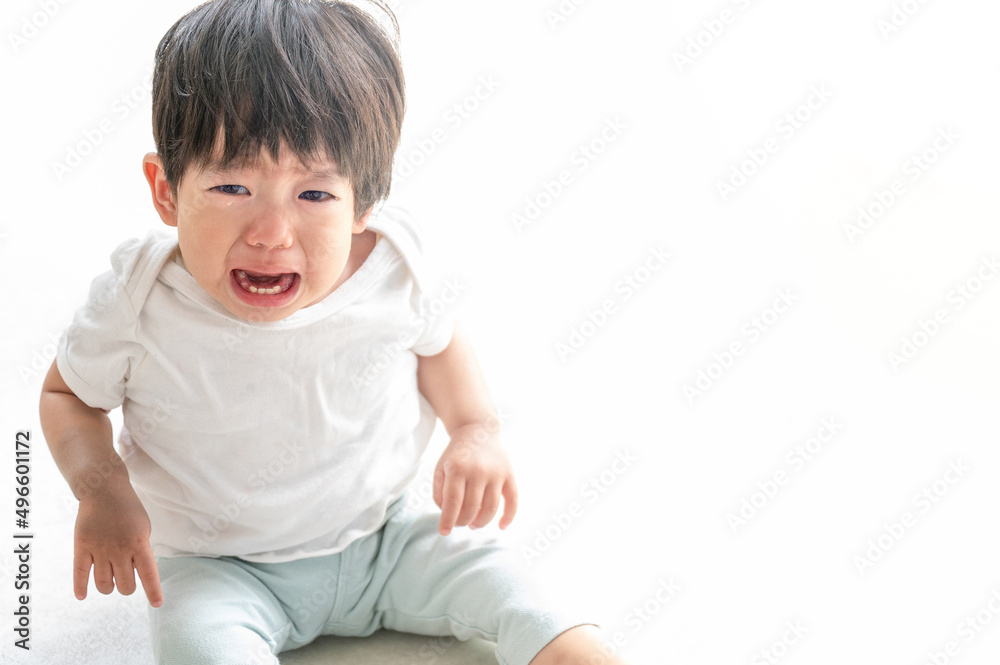 泣いて悲しそうにする赤ちゃん コピースペースあり 泣いて悲しそうにする赤ちゃん コピースペースあり