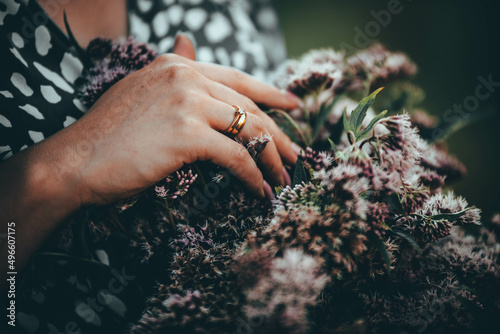 Hand and flowers. Dłoń i kwiaty. 