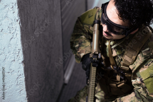 屈強な軍人風の男性のイメージ