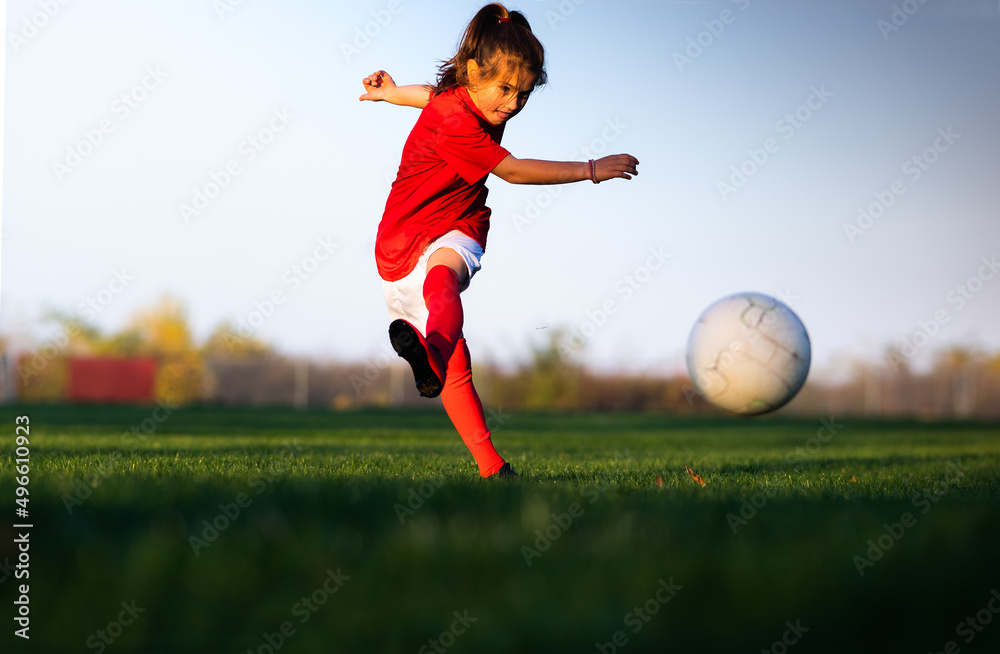 Naklejka premium Little girl in a soccer training