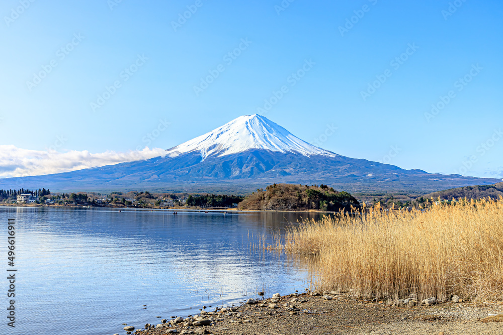 大石公園から見た初春の富士山と河口湖　山梨県富士河口湖町　Mt. Fuji and Lake Kawaguchi in early spring as seen from Oishi Park. Yamanashi-ken Fujikawaguchiko town.