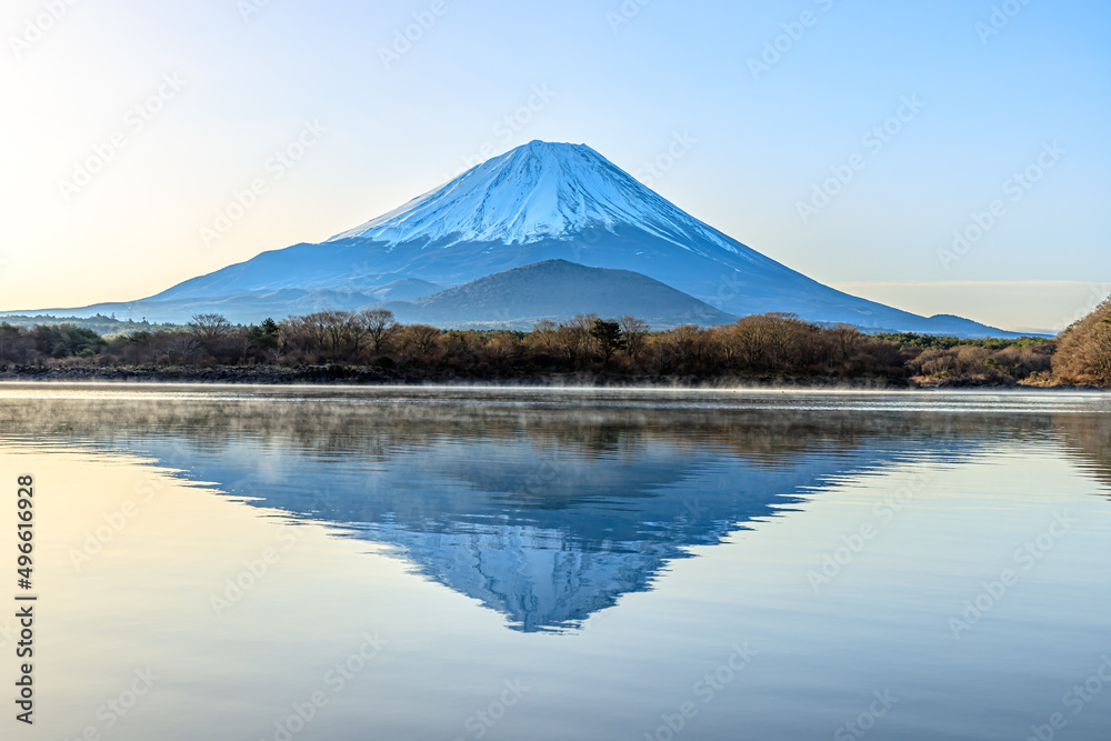 他手合浜から見た早朝の富士山と精進湖 山梨県富士河口湖町 Mt. Fuji and Lake Shojin in the early morning seen from Tategohama. Yamanashi-ken Fujikawaguchiko town. 他手合浜から見た早朝の富士山と精進湖 山梨県富士河口湖町 Mt. Fuji and Lake Shojin in the early morning seen from Tategohama. Yamanashi-ken Fujikawaguchiko town.