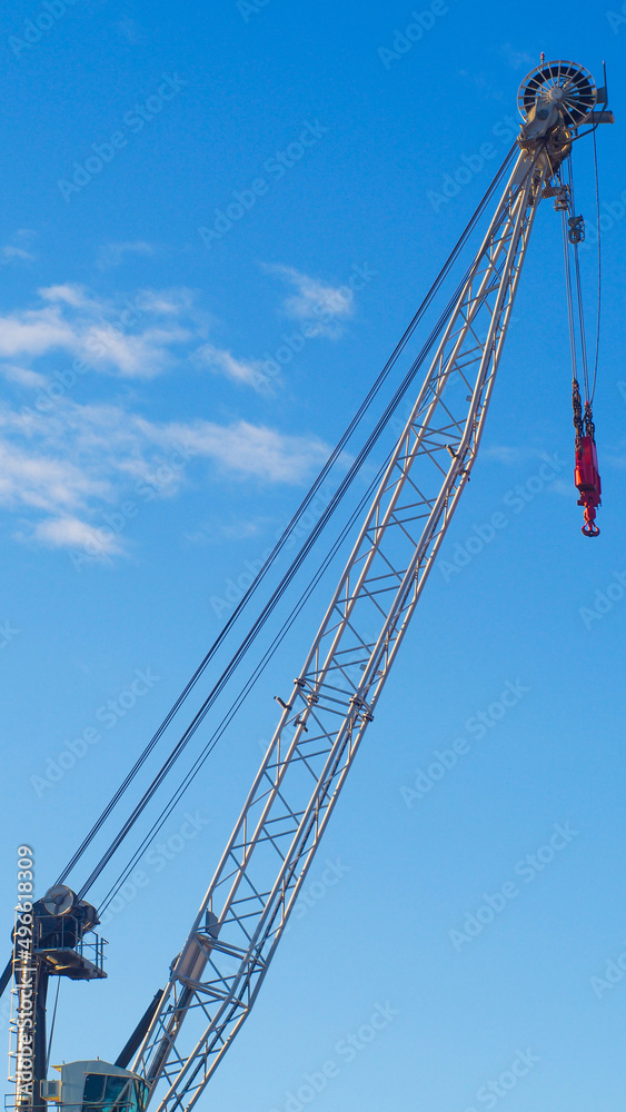Vue rapprochée d'une grue de chantier, à Port-La-Nouvelle Vue rapprochée d'une grue de chantier, à Port-La-Nouvelle