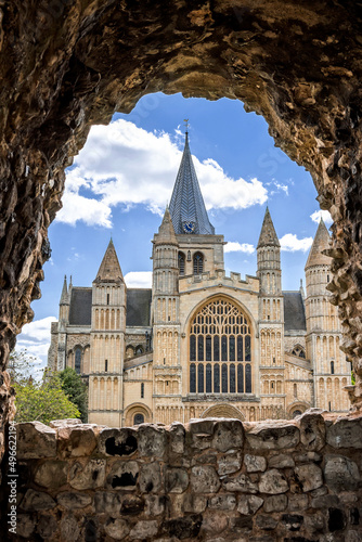 Foto View to Rochester Cathedral through castle wall window