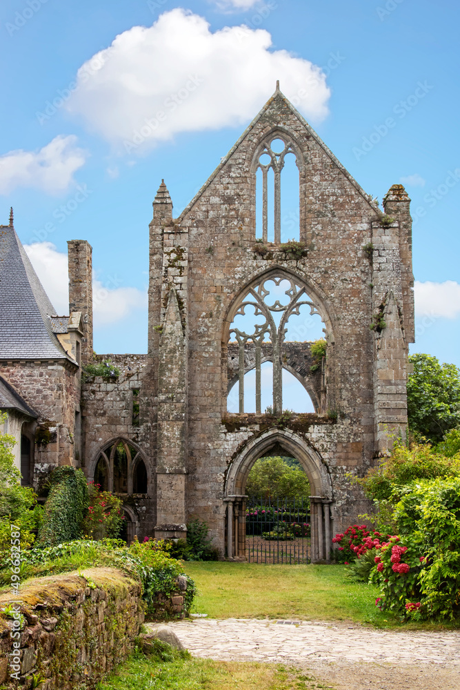 Fototapeta premium Paimpol. Façade ouest de l'église abbatiale de l'abbaye de Beauport. Côtes-d'Armor. Bretagne 