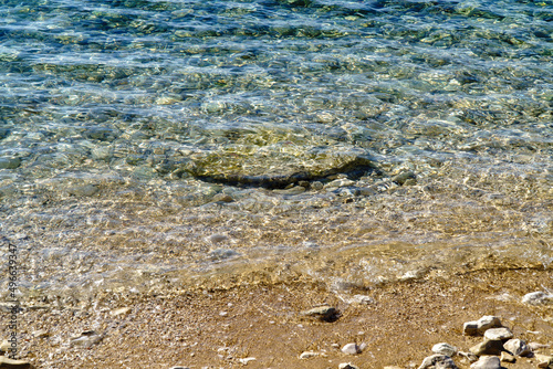 Fototapeta Naklejka Na Ścianę i Meble -  stone below the sea surface