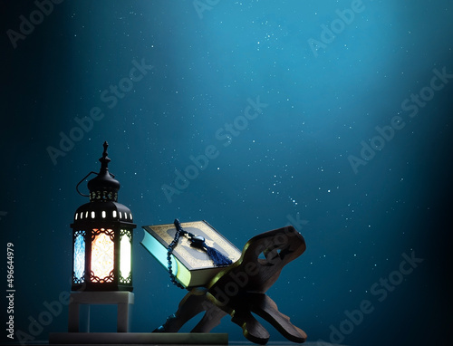 Photographie Kuran or Quran , the holy book of all Muslim shined by brighten lantern