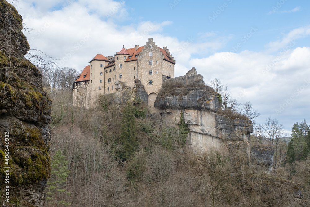 Blick aus dem Ailsbachtal zur Burg Rabenstein