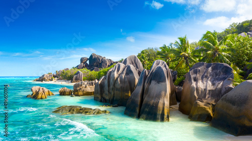 Obraz na płótnie Paradise beach on the island of La Digue in the Seychelles. Anse Source D'Argent w salonie