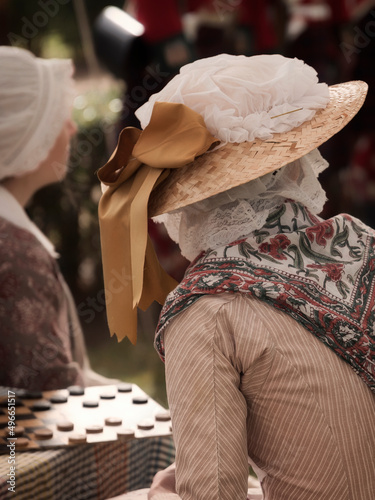 Detalle del sombrero de una dama británica de época a la moda inglesa.