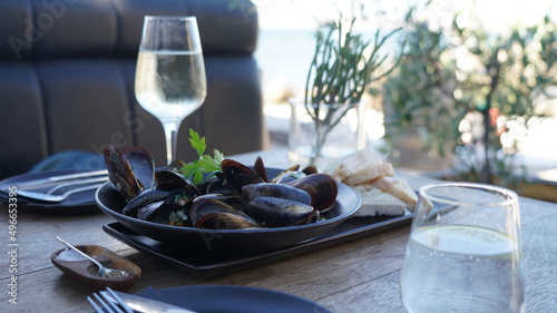 ein Teller Miesmuscheln mit einem Glas Weisswein