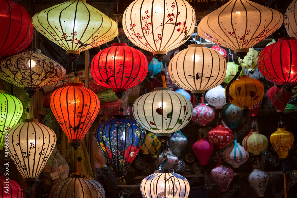 Illuminated colorful lanterns in Hoi An Night Market, Vietnam　ベトナム・ホイアン ナイトマーケットのランタン