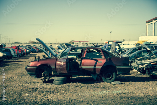 Desguace de coches, vehículos viejos para chatarra photo