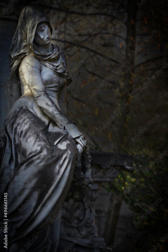 Statue d'une belle et romantique jeune femme, cimetière du Père-Lachaise, Paris, France 