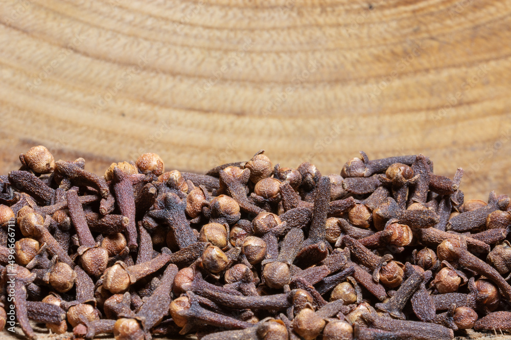Obraz premium clove grains on wooden background