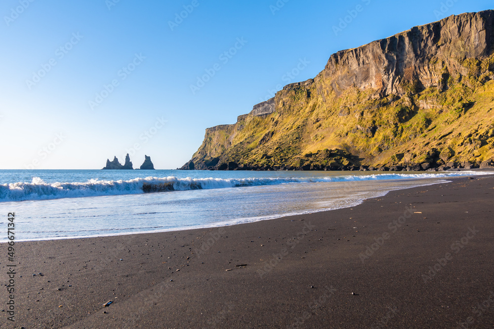 Der Reynisfjara-Strand in Vík í Mýrdal auf Island mit einem herrlichen Blick auf die Reynisdrangar-Felsformationen 