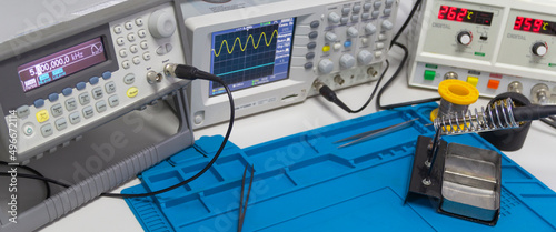 Power supplies and electronic measuring devices in the laboratory