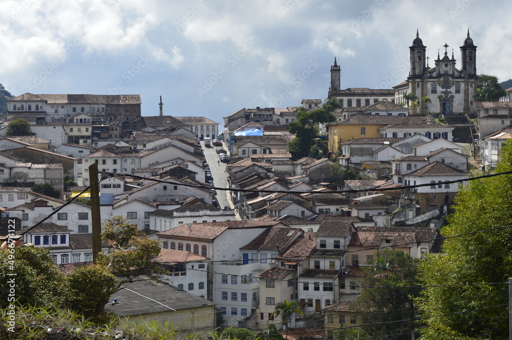 Cidade de Ouro Preto com igreja no alto do lado direito