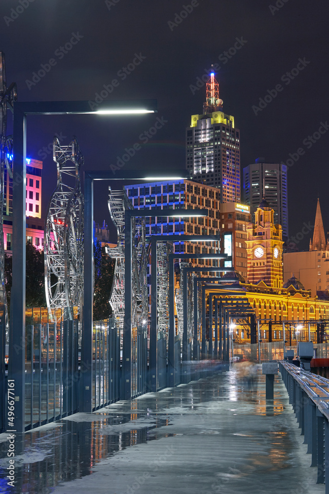 Fototapeta premium Sandridge footbridge spanning the River Yarra in Melbourne illuminated at night