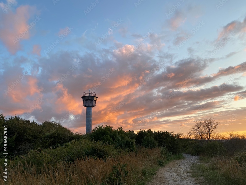 Turm aus dem Krieg mit Sonnenuntergang Turm aus dem Krieg mit Sonnenuntergang